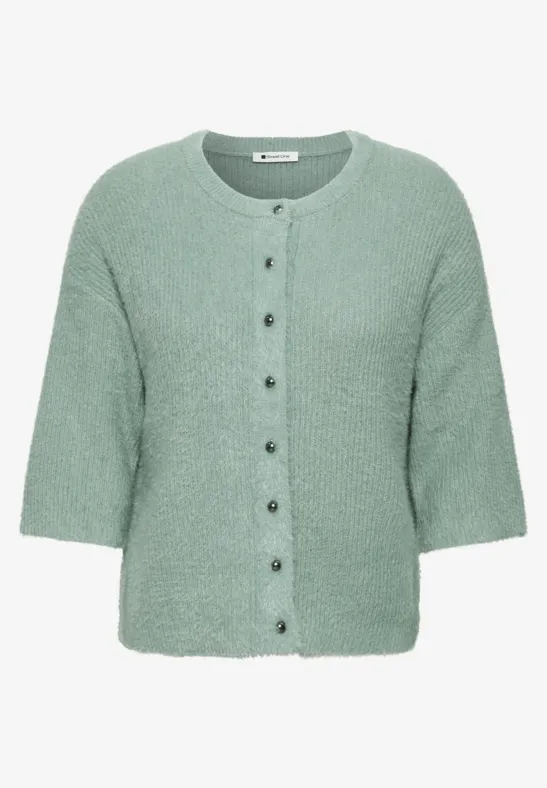 Gilet tricoté vert pastel, manches 3/4, encolure ronde, boutonnage central et poche poitrine.