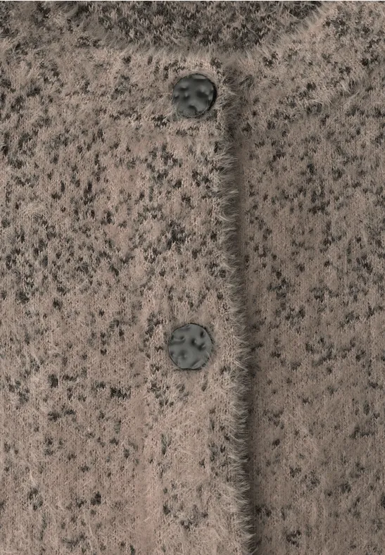 Nahaufnahme eines braunen, melierten Fleece-Mantels mit Naht und zwei dunklen Knöpfen.