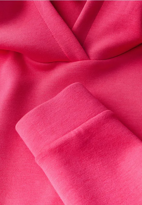 Nahaufnahme eines pinken Sweatshirts mit Ärmel.