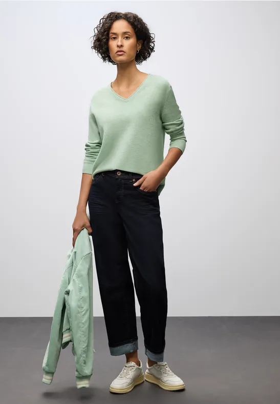 Gezellige trui met V-hals serene green mel.