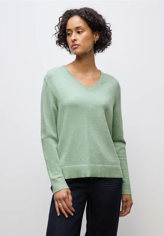 Gezellige trui met V-hals serene green mel.