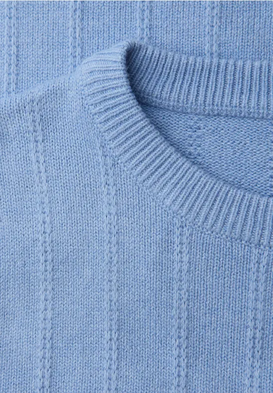 Hellblauer, weicher Strickpullover mit Rippenmuster und Rundhalsausschnitt.
