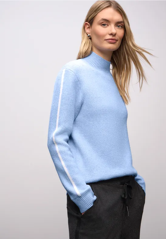 Pull avec détails de bande frosted blue mel.