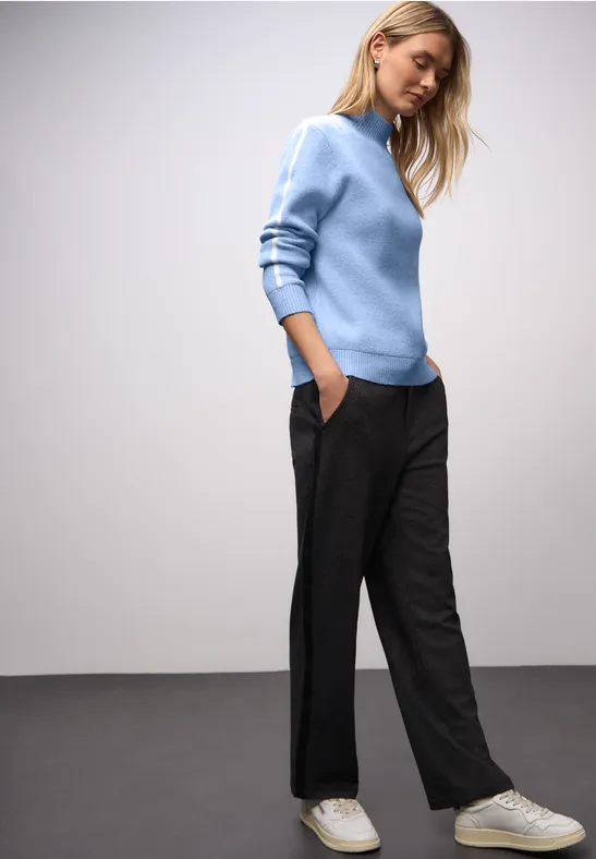 Pull avec détails de bande frosted blue mel.