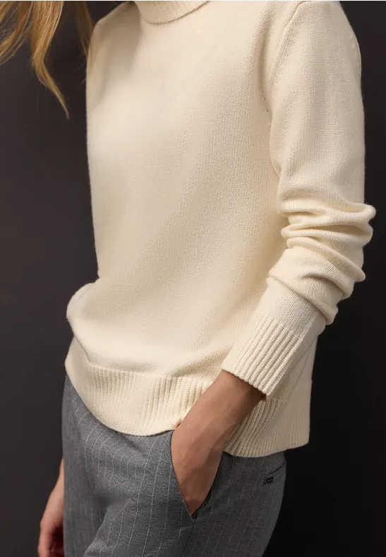 Doux pull à col roulé soft beige