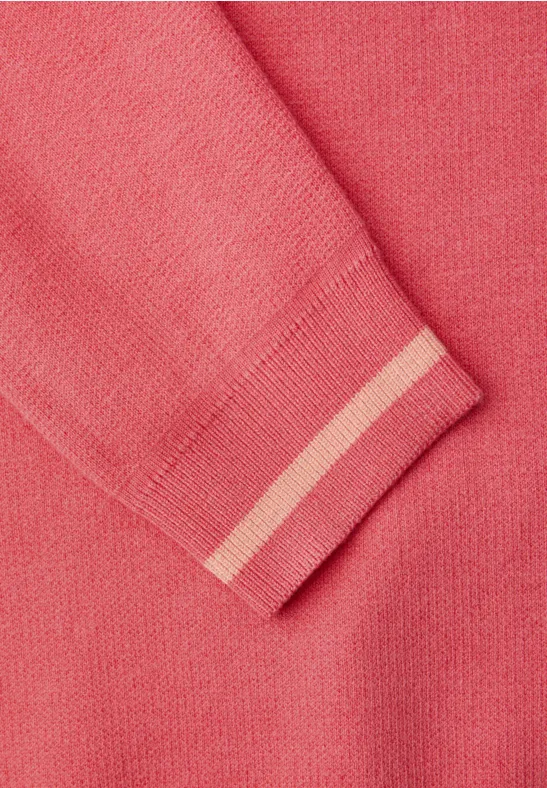 Pull avec détails contrastés striking coral