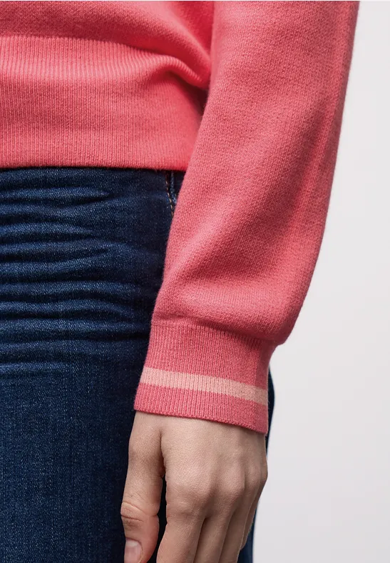 Pull avec détails contrastés striking coral