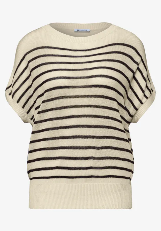 Beiger Kurzarm-Pullover mit schwarzen, horizontalen Streifen und weiter Passform.