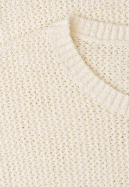 Cremeweißer grobgestrickter Pullover mit Rundhalsausschnitt