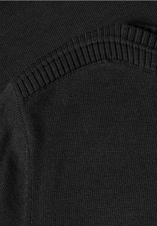 Schwarzer Strickstoff mit gerippter Naht und strukturierter Oberfläche.