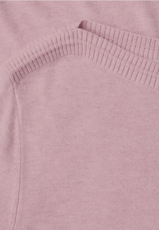 Nahaufnahme eines rosafarbenen Strickpullover-Ausschnitts mit Rippenmuster.