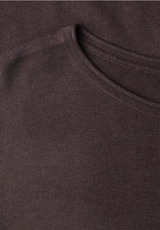 Close-up van de halslijn van een donkerbruin T-shirt.