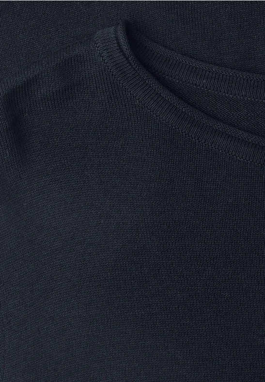 Close-up van een zwart T-shirt met ronde hals van katoenen stof.