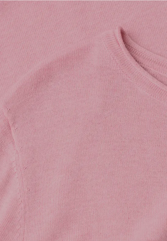 Roze gebreid topje met ronde hals en zachte textuur.