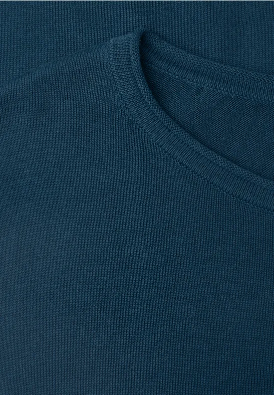 Close-up van een donkerblauw T-shirt met ronde hals en fijne gebreide stoftextuur.