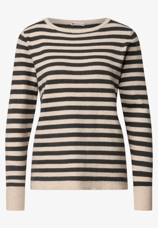 Pull beige à manches longues avec rayures noires horizontales.