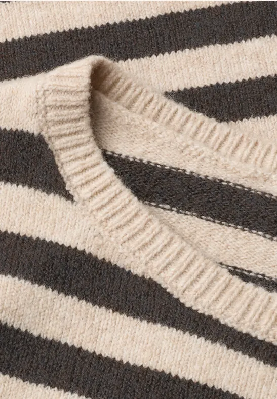 Encolure de pull en maille beige à rayures noires