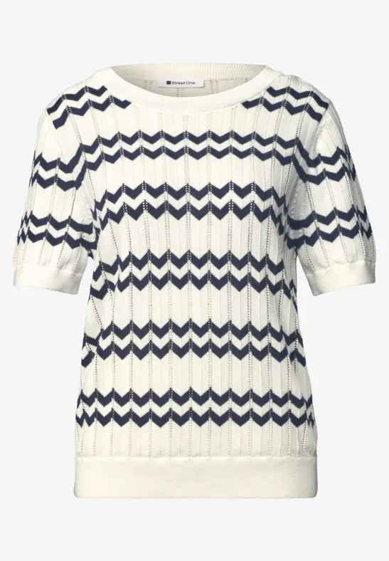 Pull court blanc à manches courtes avec maille torsadée ondulée et rayures zigzag bleu marine.