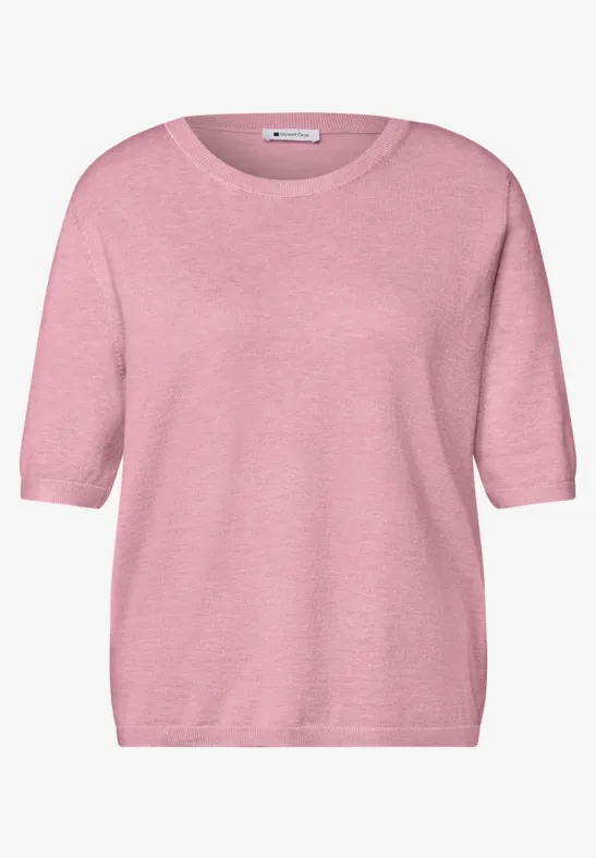 Ein zartrosa Shirt mit halblangen Ärmeln und Rundhalsausschnitt.