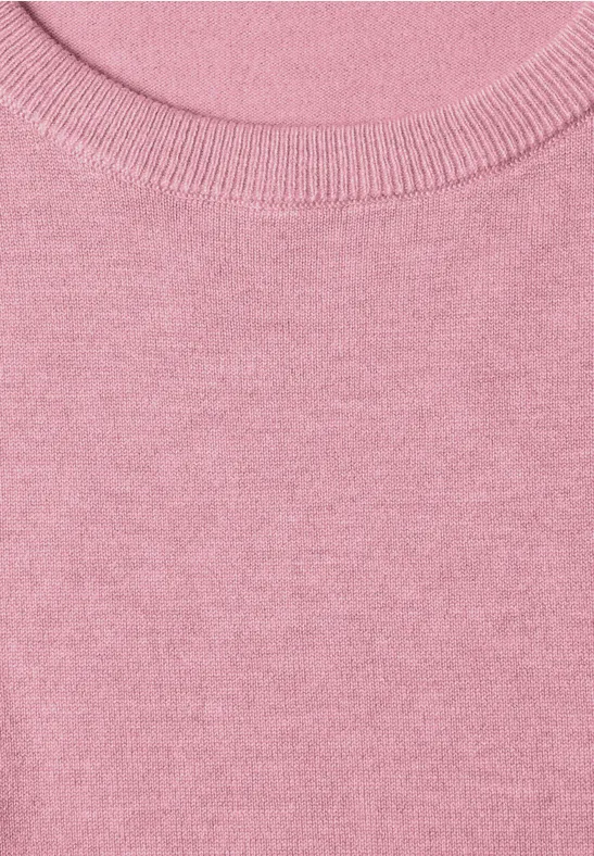 Nahaufnahme eines rosafarbenen Strickpullover-Ausschnitts