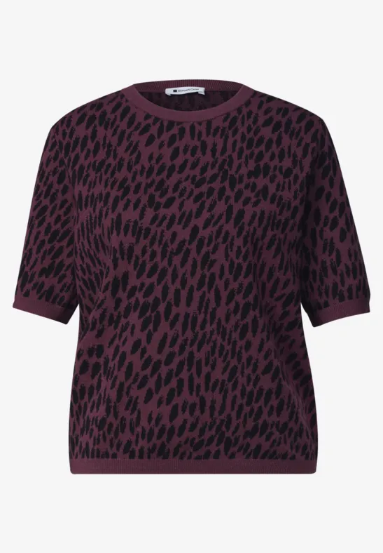 Kurzärmeliger, himbeerfarbener Pullover mit unregelmäßigem schwarzen Animalprint.