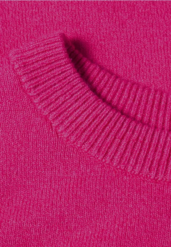 Nahaufnahme eines pinken Strickpullovers mit einem gerippten Rundhalsausschnitt