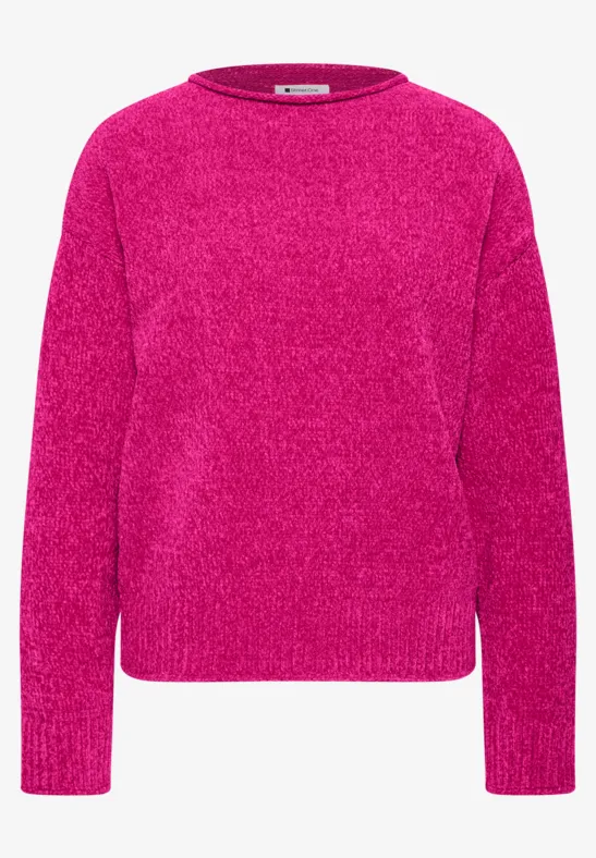 Een roze gebreide trui met ronde hals en lange mouwen.