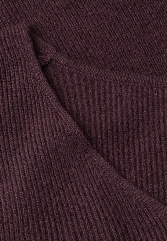 Nahaufnahme eines dunkelvioletten, gerippten Strickoberteils mit V-Ausschnitt.