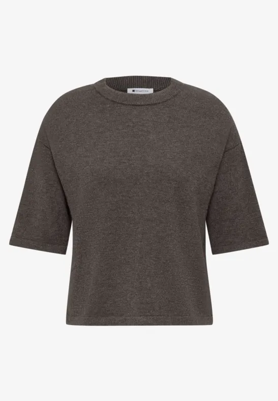 Un t-shirt gris foncé à coupe carrée, encolure ronde et manches mi-longues.