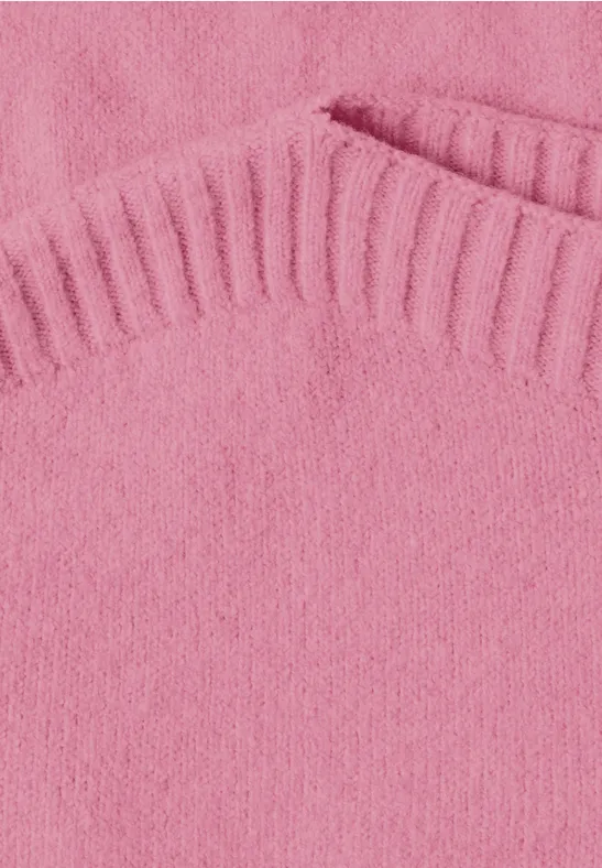 Nahaufnahme eines rosa Strickpullovers mit Rippenstrick am Kragen und einer Tasche.