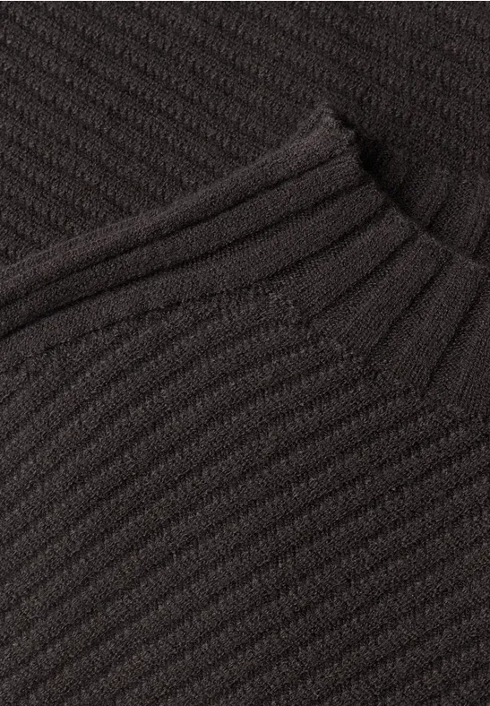 Close-up van een donkergrijze gebreide trui met ribbelstructuur