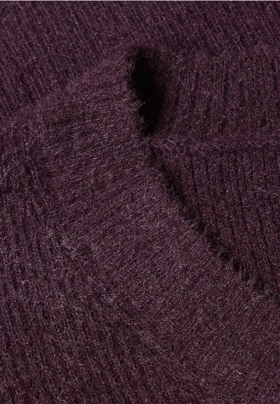 Nahaufnahme eines violetten, gerippten Strickpullover-Kragens.