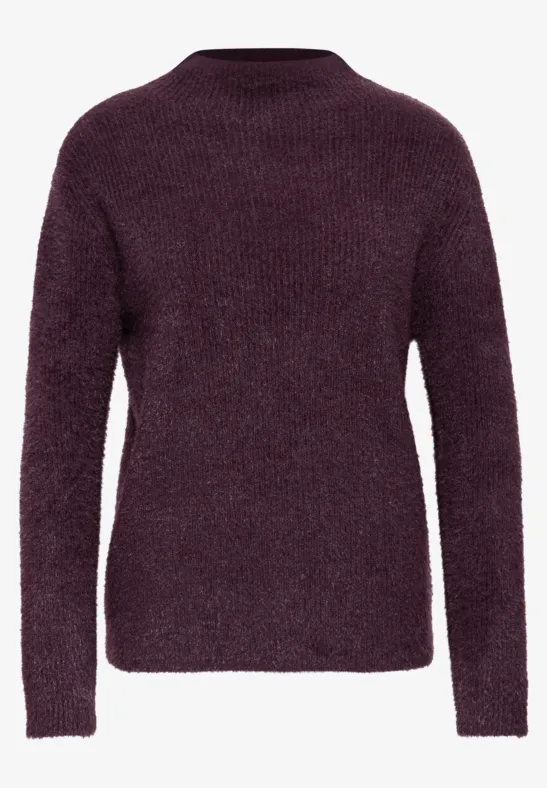Feinstrickpullover in dunklem Violett mit Rundhalsausschnitt und langen Ärmeln.