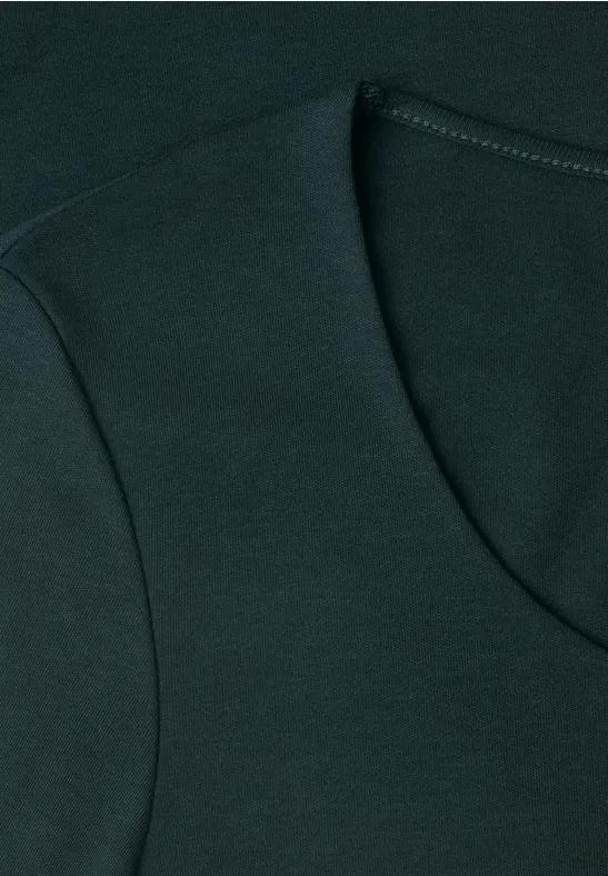 dunkelgrünes T-Shirt mit rundem Ausschnitt und sichtbarer Naht