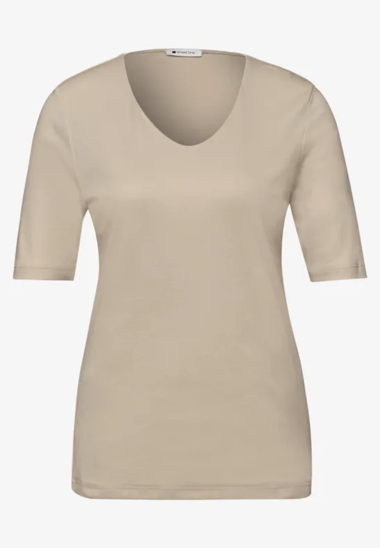 Een effen beige damesshirt met halflange mouwen en een ronde hals.