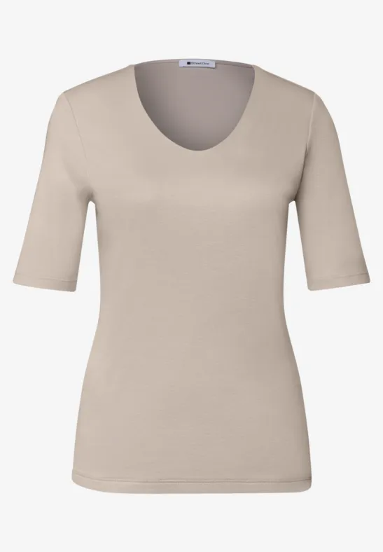 T-shirt femme beige à manches mi-longues et encolure ronde, coupe ajustée.
