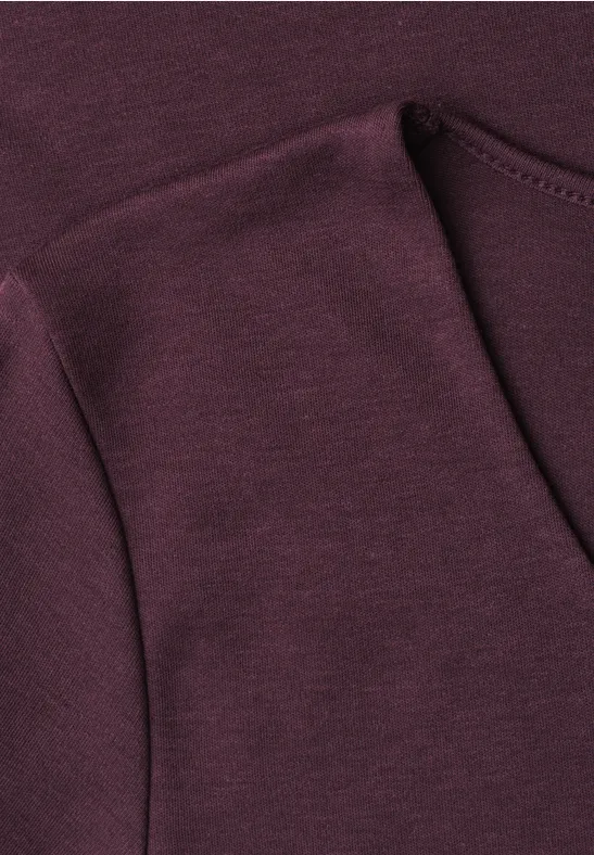 Nahaufnahme eines dunkelroten Sweatshirts mit Kängurutasche