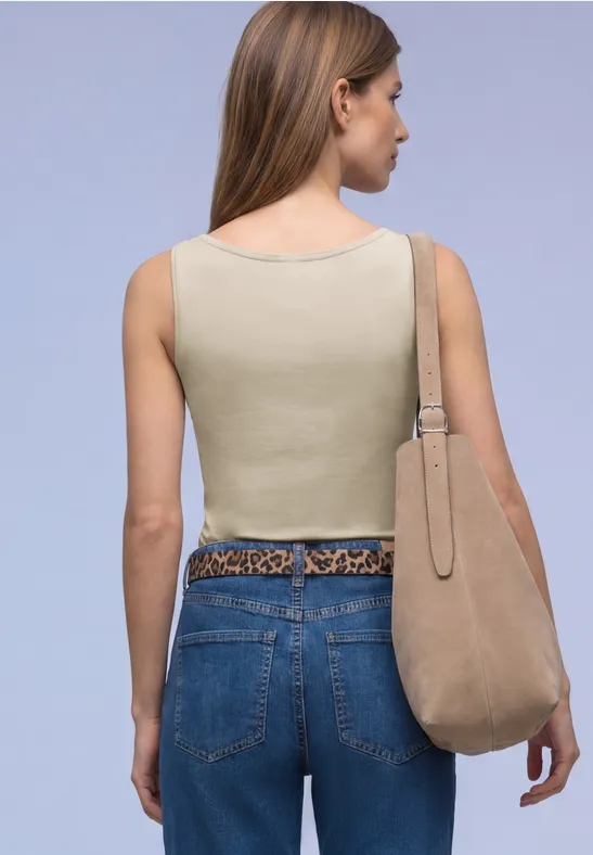 Rückansicht einer Frau mit grauem Top, Jeans, Leoparden-Gürtel und beiger Tasche über der Schulter