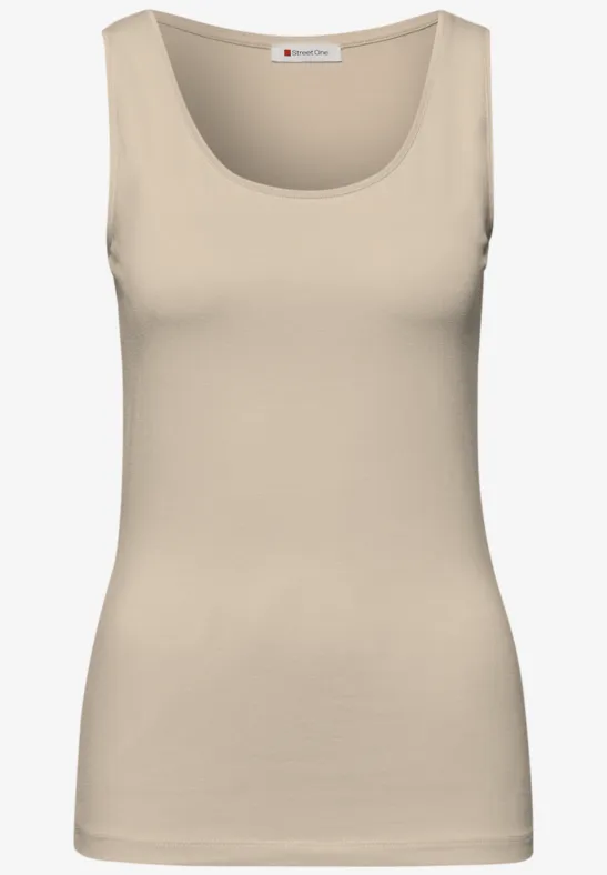 Beiges ärmelloses Top mit U-Boot-Ausschnitt aus glattem Stoff.