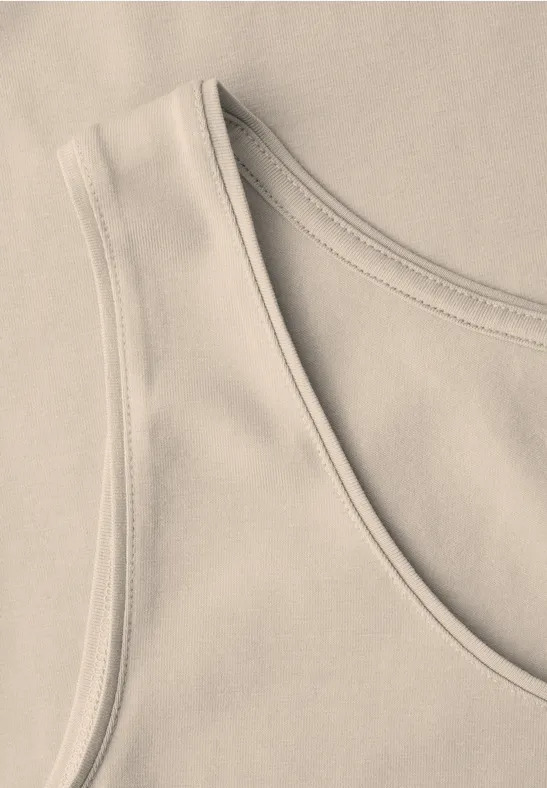 Beige ärmelloses Tanktop in Baumwolloptik, Nahaufnahme von Ausschnitt und Schulter.