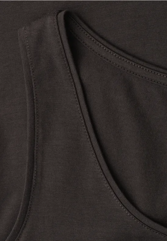 Nahaufnahme eines schwarzen Tanktops mit Rundhalsausschnitt und feiner Nahtverarbeitung.