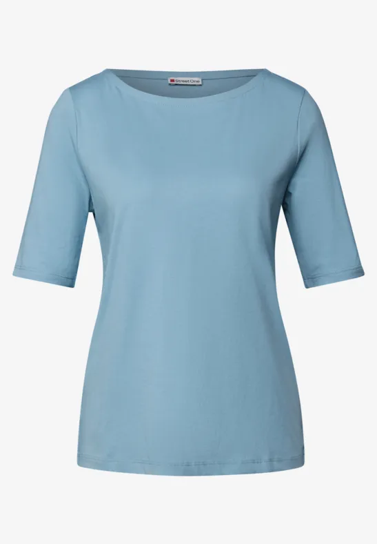 Un t-shirt femme bleu clair à manches mi-longues sur fond blanc