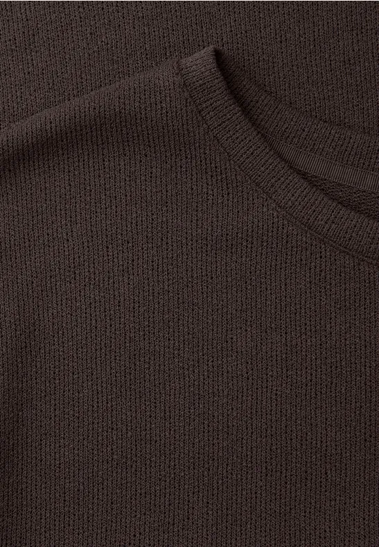 Brauner Strickpullover mit Rundhalsausschnitt, Nahaufnahme