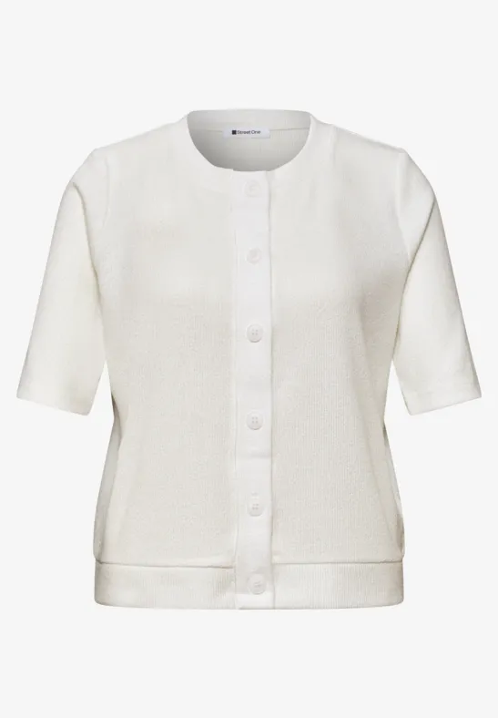 Witte kortemouwige gebreide cardigan met ronde hals en knoopsluiting, eenvoudig en tijdloos ontwerp.