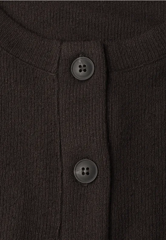 Close-up van een donker gebreid vest met twee knopen