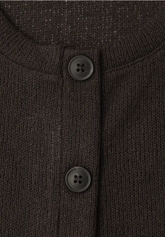 Close-up van een donkerbruin gebreid vest met twee knopen.