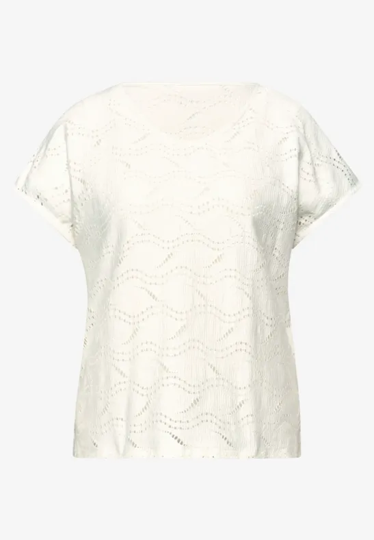 Witte dames top met korte mouwen en fijn kantpatroon.