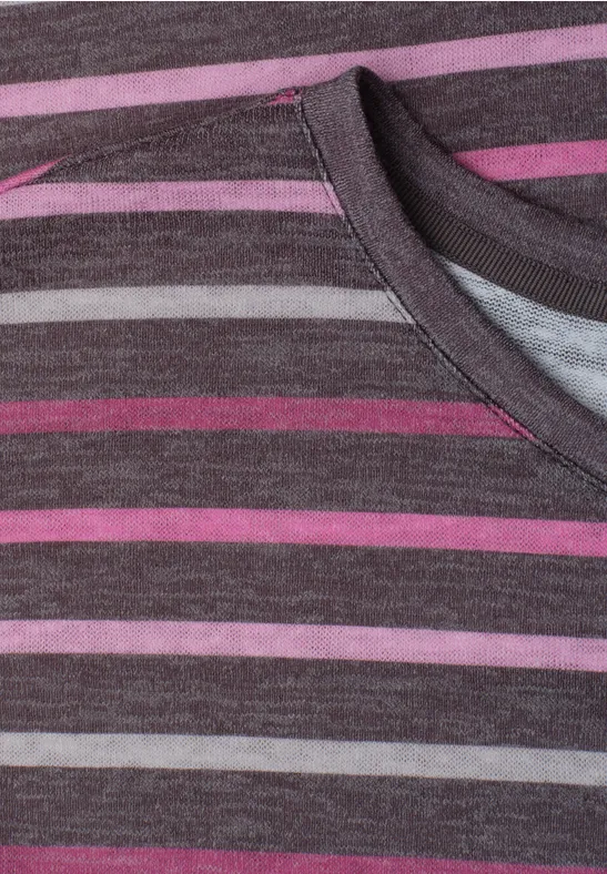 Close-up van een gestreept T-shirt met V-hals in grijs, roze en paars.