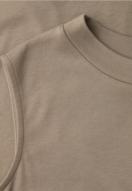 Beige ärmelloses Oberteil aus weichem Stoff, einfacher Rundhalsausschnitt.