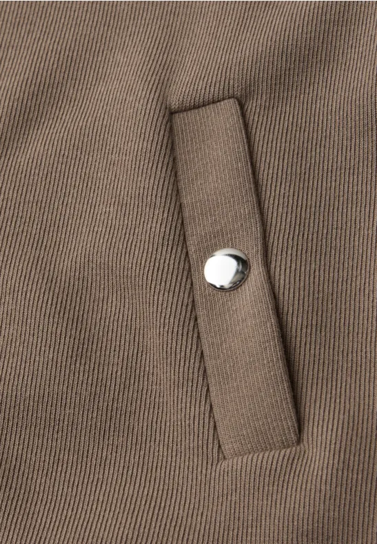 Brauner Canvas-Stoff mit angenähter Lasche und silbernem Druckknopf